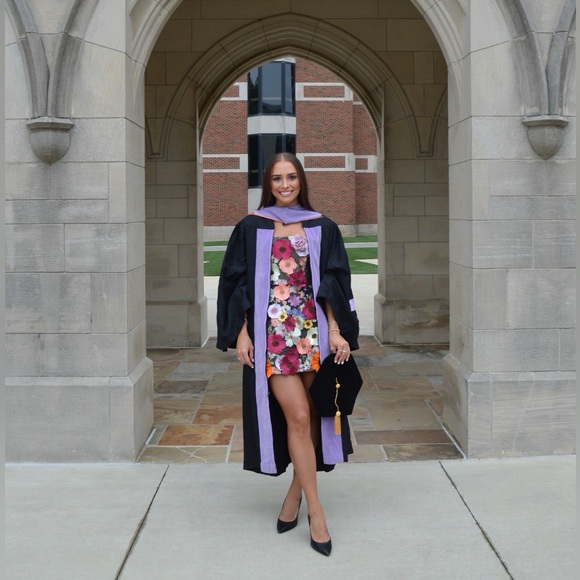 Meet your Posher, Lauren - Picture 2 of 5